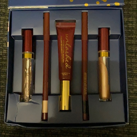 Wander Beauty Other - Wander Beauty eyeshadow & pencil set